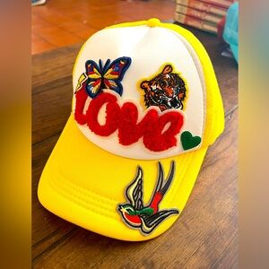 Women’s adjustable trucker hat